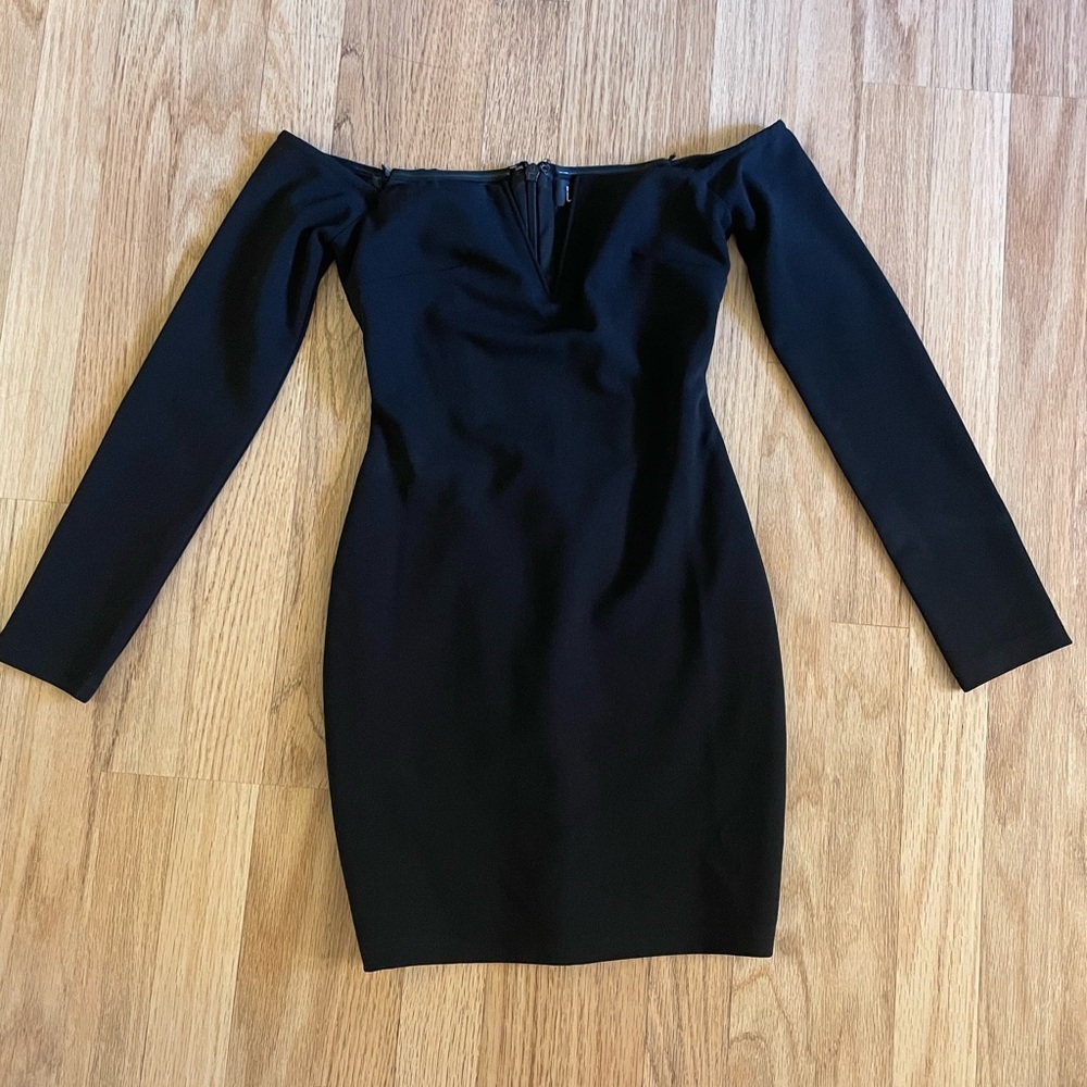 BLACK MINI DRESS WITH CLEAVAGE CUTOUT